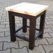 Hocker aus Massivholz