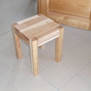 Hocker aus Massivholz