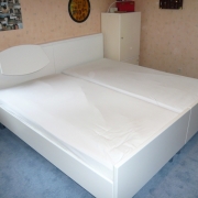 Bett mit Kopfstütze