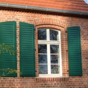 Fensterladen mit geschlossenen Lamellen